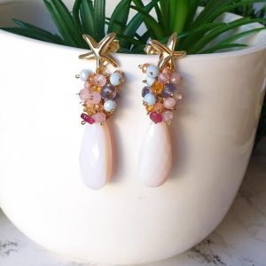 Colgante de racimo con cuarzo con varias gemas