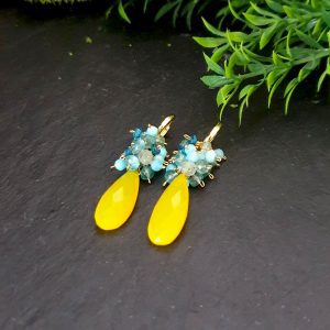 Pendiente de aro con colgante de racimo de cuarzo amarillo, apatito, amazonita, turmalina, topacio y ópalo.