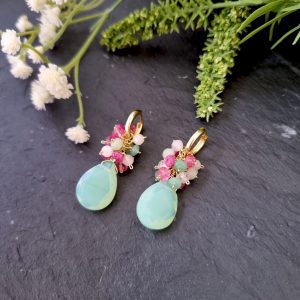 Pendiente de aro con colgante de racimo con cuarzo verde opal, jade, topacio rosa y morganita