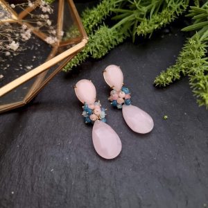 Pendiente de medio racimo con base de pendiente en forma de lágrima en jade entonos rosa y azul