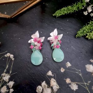 Pendiente de medio racimo con cuarzo verde opal, crisoprasa, topacio rosa, morganita y jade fucsia y verde