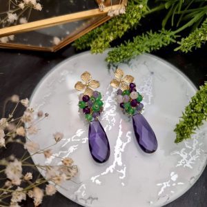 Pendiente de medio racimo con cuarzo amatista y jade en tonos morado, lila, verde