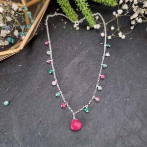 Gargantilla de plata con rubí y jade tonos fucsia, rosa, esmeralda y verde