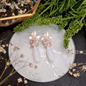 Pendiente de medio racimo con cuarzo blanco opal, jade rosa, blanco, opal y perlas