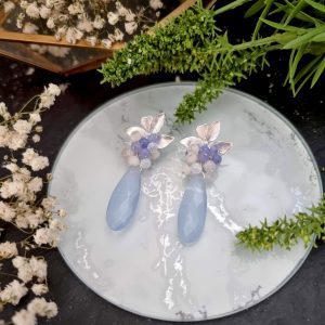Pendiente de medio racimo con calcedonia y jade en tonos blanco , opal y celeste