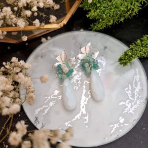 Pendiente de medio racimo con cuarzo blanco opal, amazonita, apatito, jade y nácar