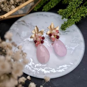 Pendiente de medio racimo con jade rosa, rosa coral, granate y nácar.