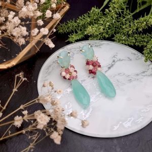 Pendiente de medio racimo con calcedonia aqua, morganita, rubí y topacio rosa.