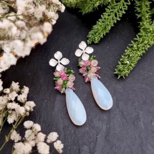 Pendiente de medio racimo con cuarzo opal blanco, tsavorita, prenhita, topacio rosa y jade