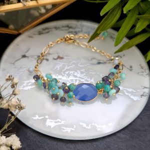 Pulsera de racimo con calcedonia azul, apatito, amazonita, tanzanita, ópalo azul, iolita y ópalo azul celeste