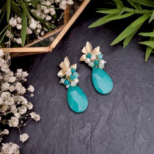 Pendiente medio racimo en jade verde azulado, teal y perlas