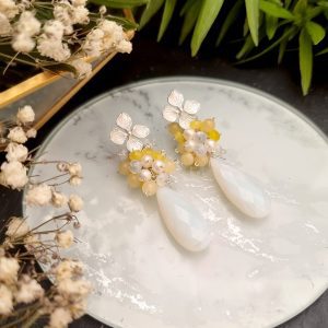 Pendiente de medio racimo con cuarzo opal. jade tonos amarillos y perlas