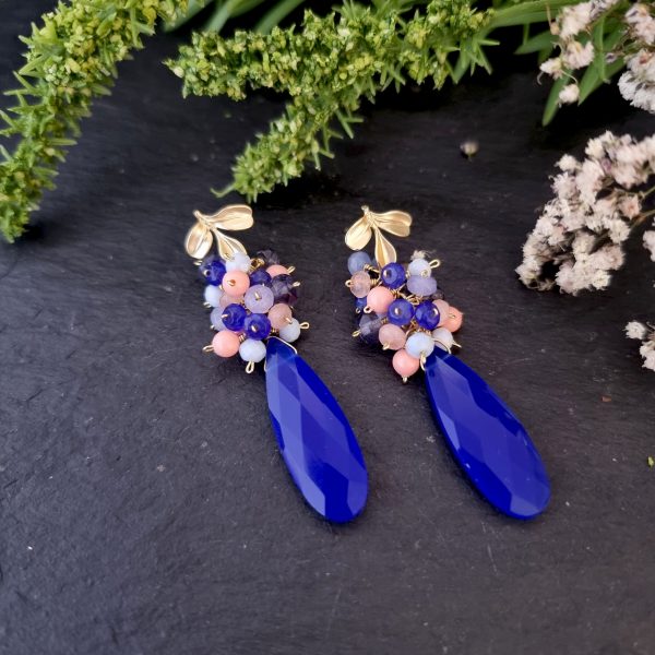 Pendientes de racimo con cuarzo azul klein, perlas de swarovski coral, jade, iolita y ágata. - Imagen 2