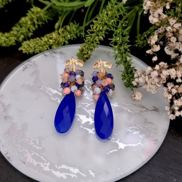 Pendientes de racimo con cuarzo azul klein, perlas de swarovski coral, jade, iolita y ágata. - Imagen 3