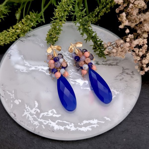 Pendientes de racimo con cuarzo azul klein, perlas de swarovski coral, jade, iolita y ágata.