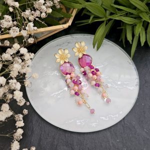 PENDIENTE DE RACIMO EN CASCADA CON PIEDRA LUNA TEÑIDA, JADE BUGANVILLA, MALVA, LILA Y CORAL ROSA