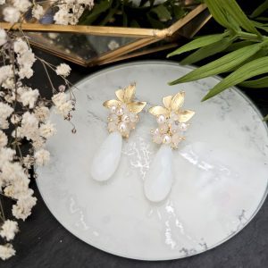 Pendientes medio racimo con cuarzo opal blanco, jade blanco, opal y perlas de nácar