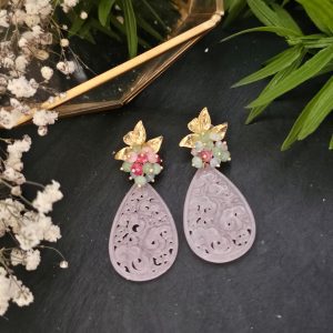 Pendiente de medio racimo con lágrima de jade rosa tallada, topacio rosa, jade verde, rosa y opalita.