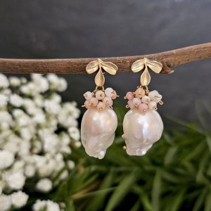 Pendientes de medio racimo con perlas barrocas irregulares y ópalo rosa