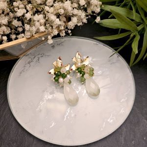 Pendientes medio racimo con cuarzo, perlas y jade en verde y blanco